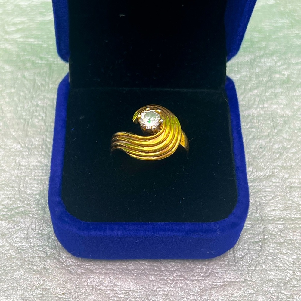 18kt gold plated women’s ring. Very pretty